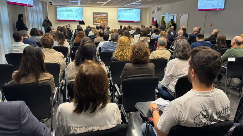 Acte de celebració del 20è aniversari del Campus Terres de l'Ebre de la URV a Tortosa amb una sala plena d'assistents.