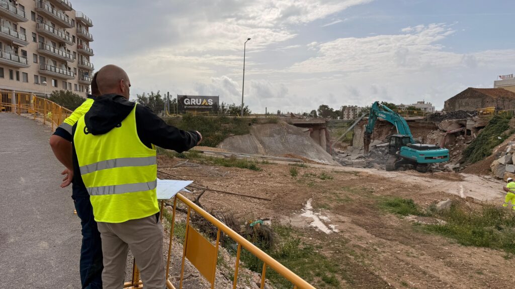 Operaris observen l'inici de les obres d'enderroc del pont dels Sequesos.