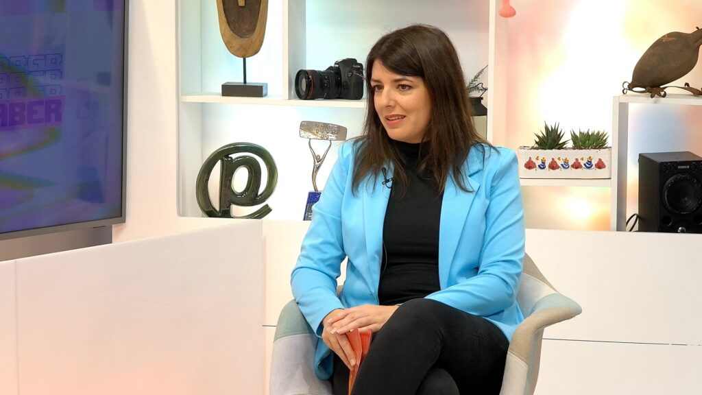 Irene Negre, tinenta d'alcalde de l'Aldea, explica els detalls de la 20a Fira de l'Arròs i el Comerç.