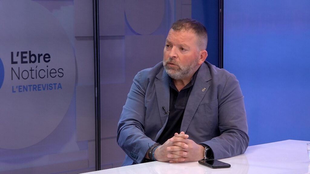 L'alcalde de Tivissa, Joan Cedó, durant una entrevista als estudis de Canal TE a les Terres de l'Ebre.