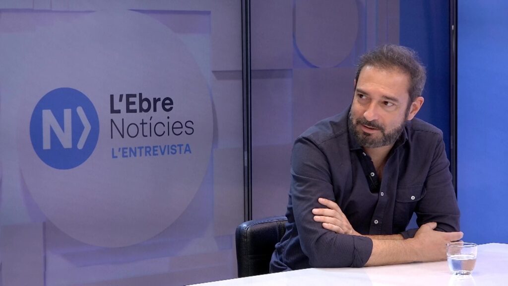 El divulgador científic Pere Estupinyà durant una entrevista al plató de L'Ebre Notícies