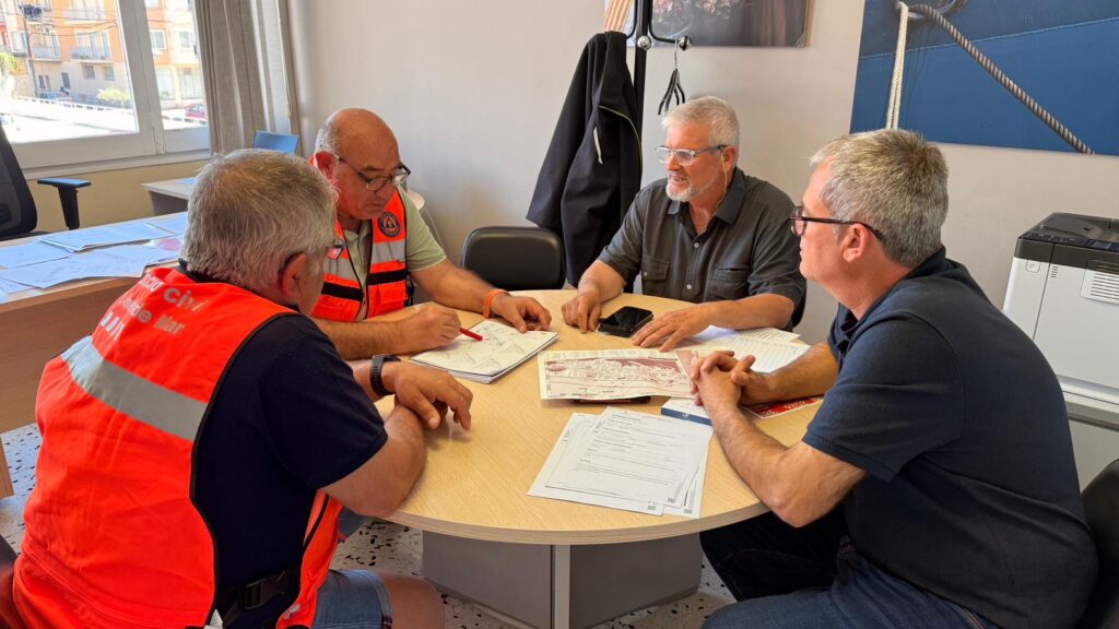 Reunió de coordinació de Protecció Civil de l'Ametlla de Mar durant el simulacre d'ES-Alert.
