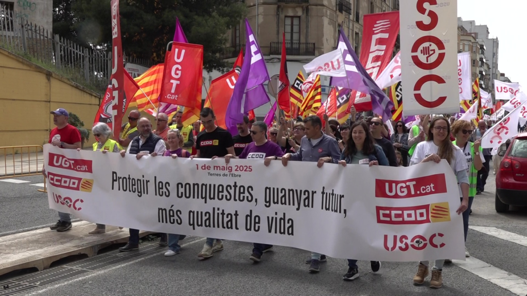 Manifestació del Primer de Maig a Tortosa amb els sindicats UGT, CCOO i USOC davant d'una pancarta per la qualitat de vida a les Terres de l'Ebre.