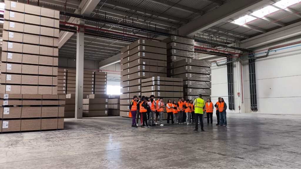 Alumnes de l'Institut Escola del Perelló durant la visita a les instal·lacions de Kronospan a les Terres de l'Ebre.