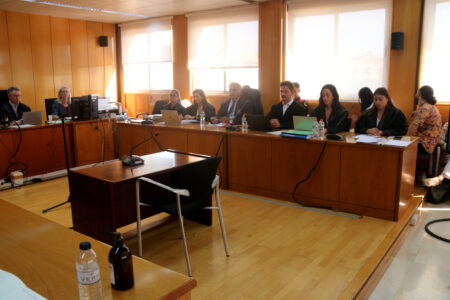 Sala del judici a l'Audiència de Tarragona per l'assalt mortal al bingo de Tortosa amb advocats i acusats.