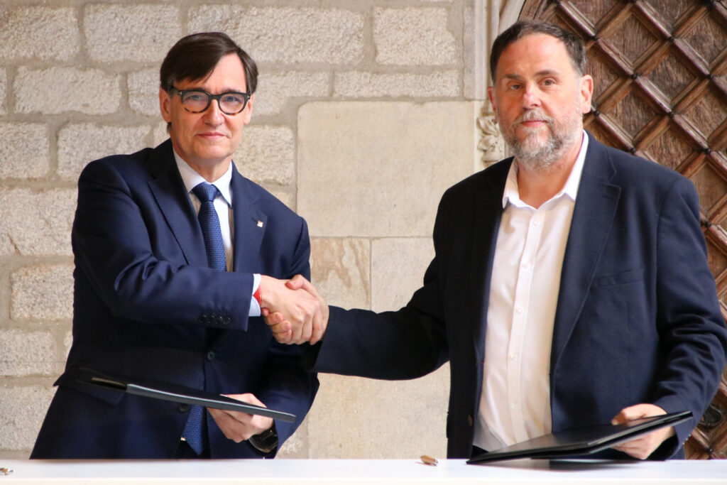 Imatge del president de la Generalitat de Catalunya i el líder d'Esquerra Republicana formalitzant l'acord per als pressupostos de la Generalitat amb una encaixada de mans. Foto: ACN / Sara Soteras