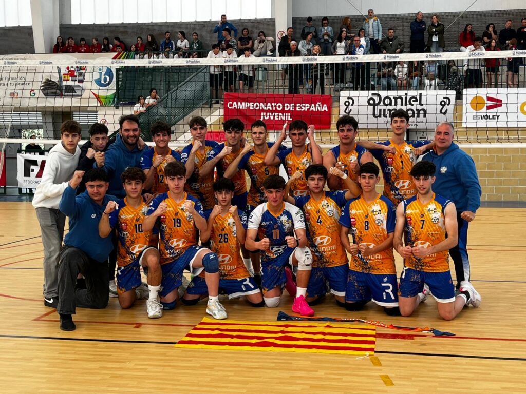 Jugadors i cos tècnic del juvenil del CV Roquetes celebrant la vuitena posició al Campionat d'Espanya a Móstoles.