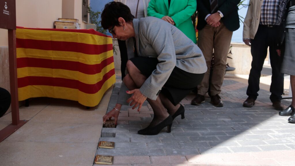Llambordes Stolpersteine col·locades al paviment de Benifallet en memòria dels veïns deportats.