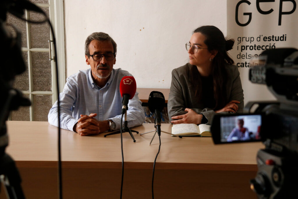 Andreu Escolà i Meritxell Cortina del GEPEC en roda de premsa sobre el riu Siurana.