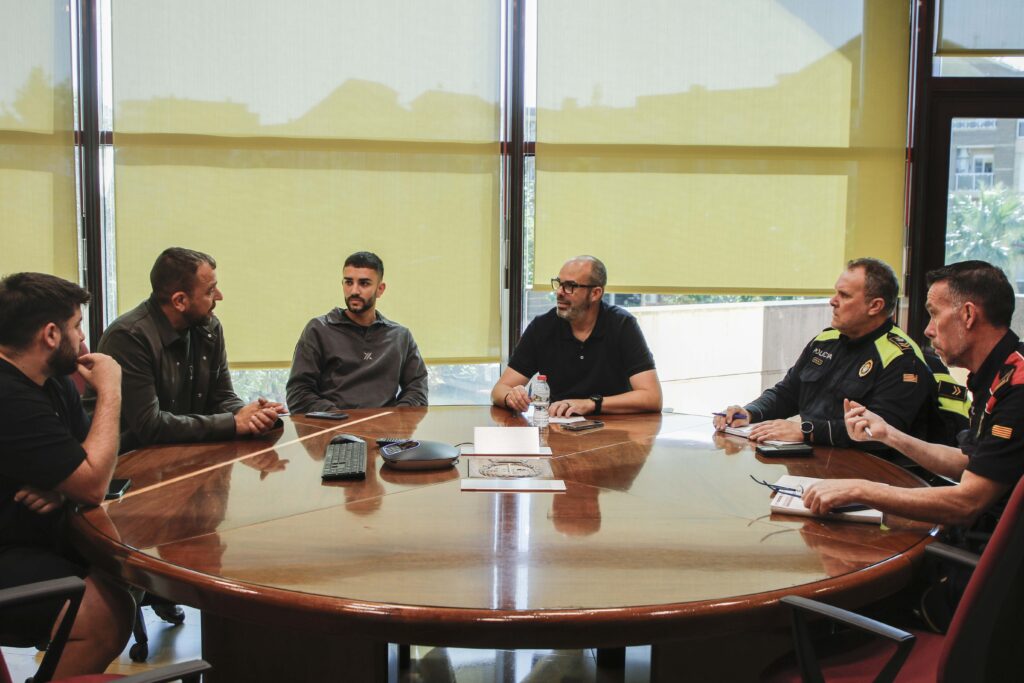 Reunió de seguretat a l'Ajuntament de Roquetes amb Mossos d'Esquadra i Policia Local.