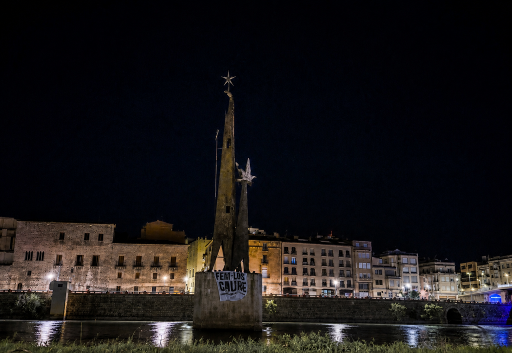 Pancarta i estelada al monument: el Jovent Republicà denuncia la permanència del monòlit franquista de Tortosa Acció reivindicativa al monument franquista de Tortosa