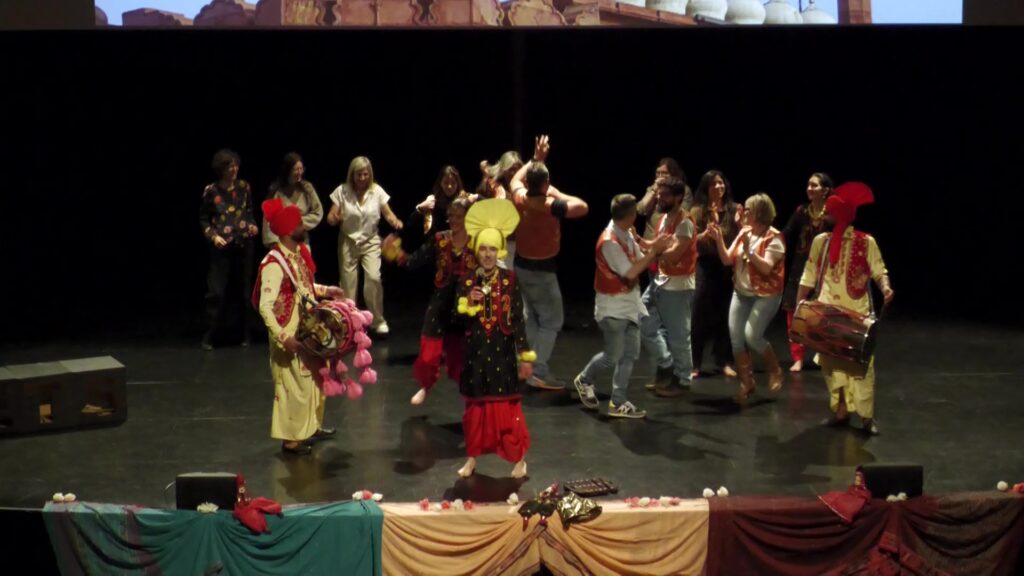 Ball tradicional de l'Índia a l'escenari de l'Auditori Sixto Mir de la Ràpita durant el festival TRETS.