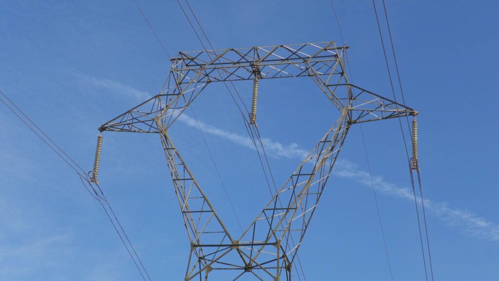 Detall d'una torre elèctrica de la línia de Molt Alta Tensió (MAT)