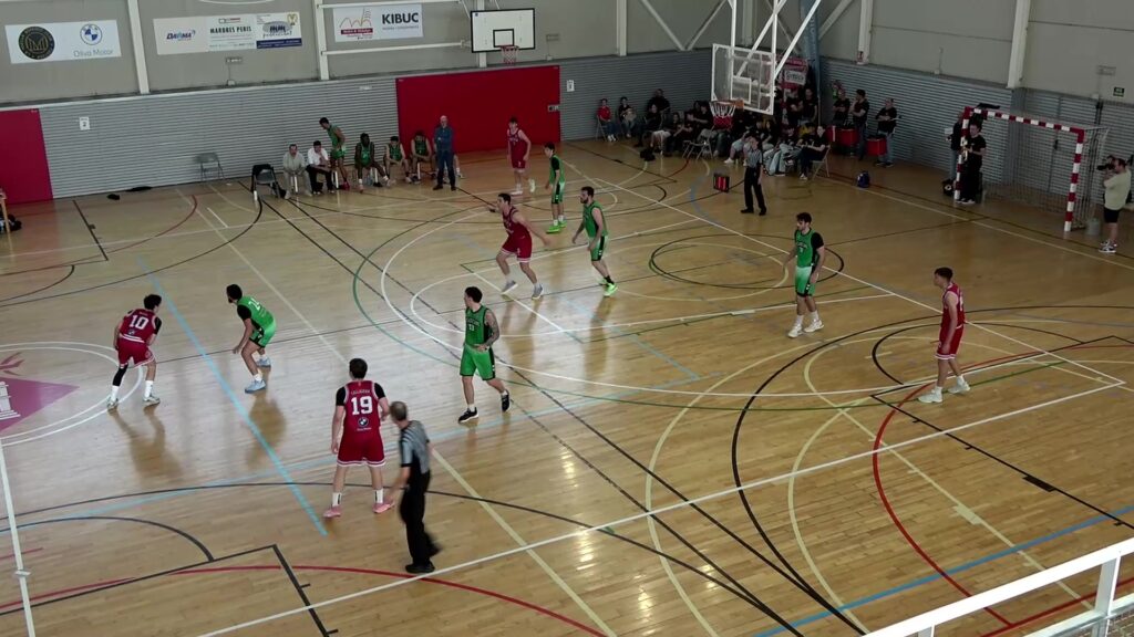 Partit de bàsquet al Pavelló de Ferreries entre el CB Cantaires Tortosa i el CB Viladecans a Tortosa, Baix Ebre.