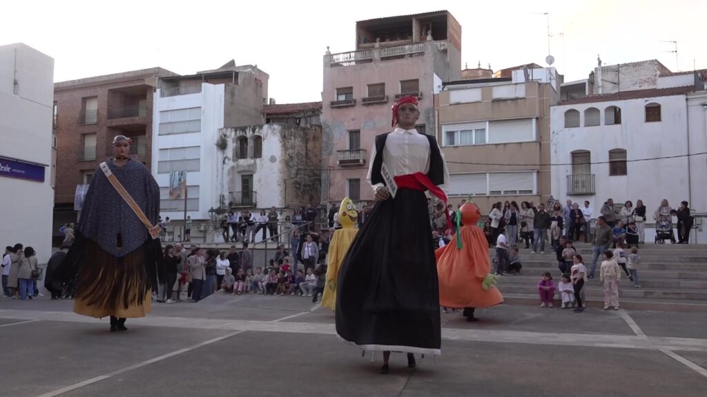 Gegants d'Alcanar ballant a la plaça durant el tret de sortida de les Festes de Maig a la comarca del Montsià.