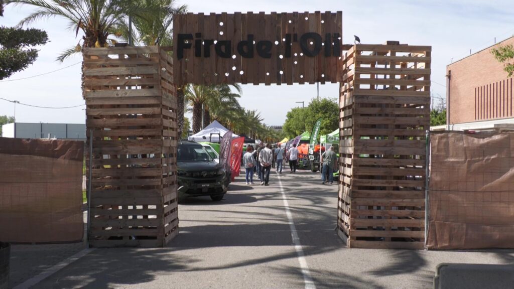 Entrada principal de la Fira de l'Oli de Jesús amb gent passejant.