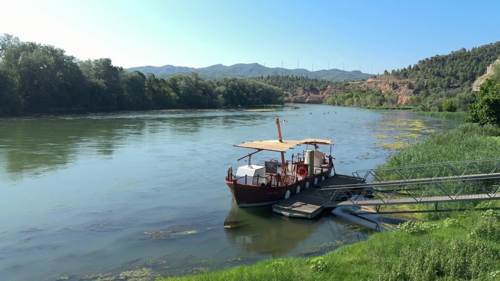 Llagut turístic amarrat en un embarcador del riu Ebre a les Terres de l'Ebre.