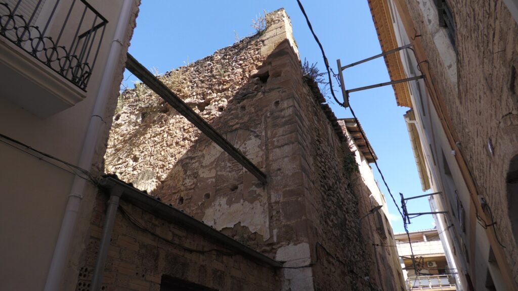 Façana de pedra antiga de la Torreta de Tivenys al Baix Ebre