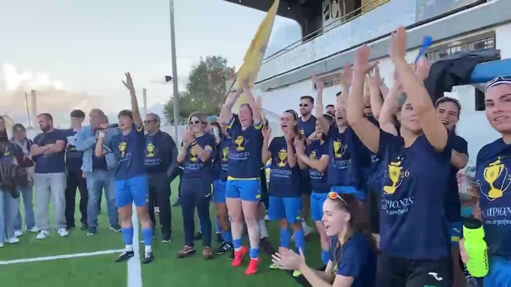 Jugadores de l'UE Aldeana femení celebrant l'ascens a Preferent al camp municipal de l'Aldea, Baix Ebre.