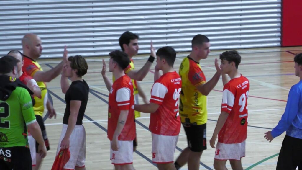 Jugadors del CE Tortosa saludant el rival al pavelló municipal de Tortosa, Baix Ebre.