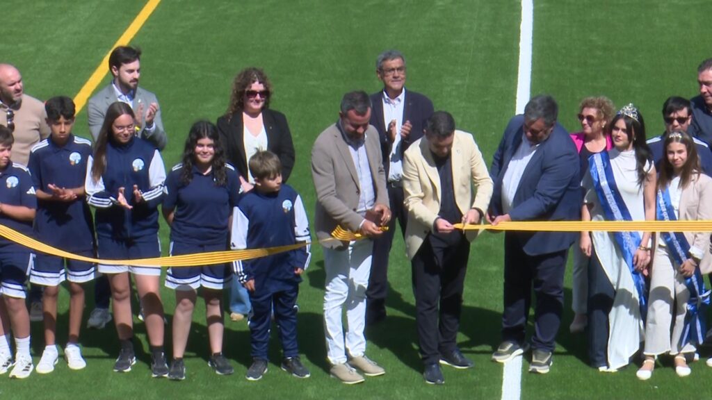 Tall de la cinta inaugural sobre la nova gespa artificial del camp de futbol Nova Mingola de Deltebre, al Baix Ebre.