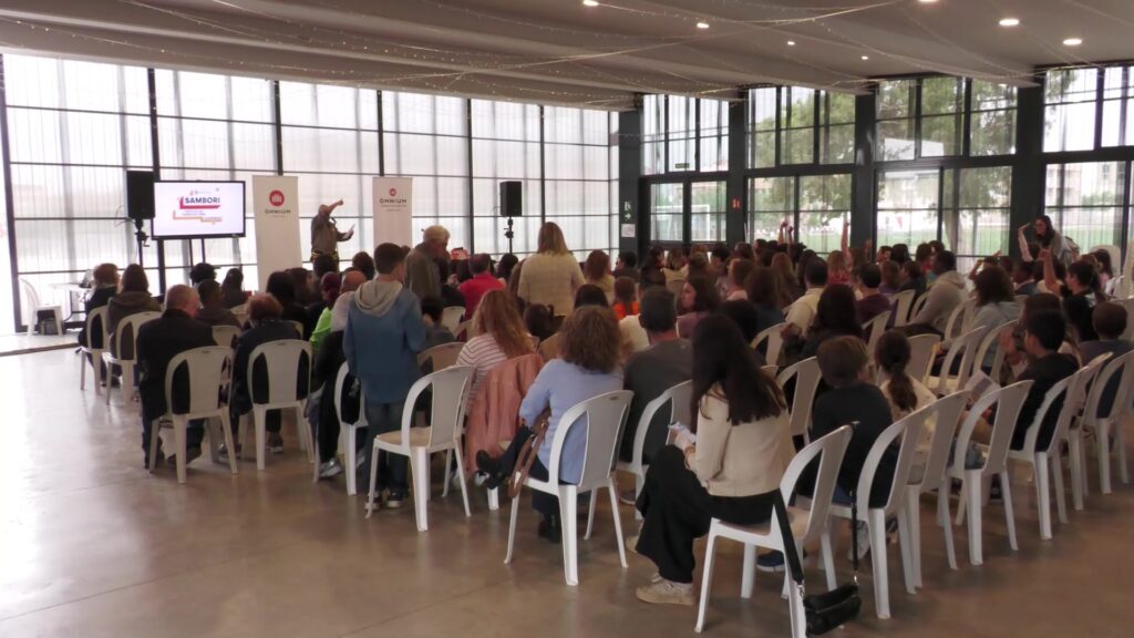 Public de la festa Sambori d'Òmnium Cultural assegut a un pavelló de Campredó, al Baix Ebre.