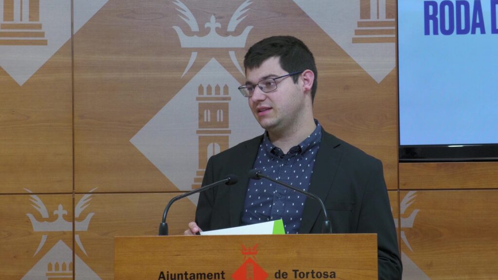 Òscar Ologaray, regidor de Junts per Tortosa, durant una roda de premsa a l'Ajuntament de Tortosa, Baix Ebre.