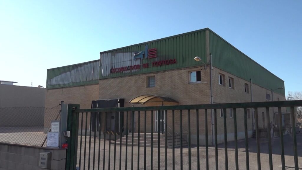 Tortosa licita la redacció del projecte del nou escorxador municipal Façana exterior de les antigues instal·lacions de l'escorxador de Tortosa al polígon Baix Ebre.