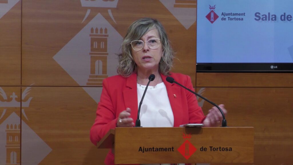 Mar Lleixà, alcaldessa de Tortosa, en roda de premsa a la sala de l'Ajuntament de Tortosa.
