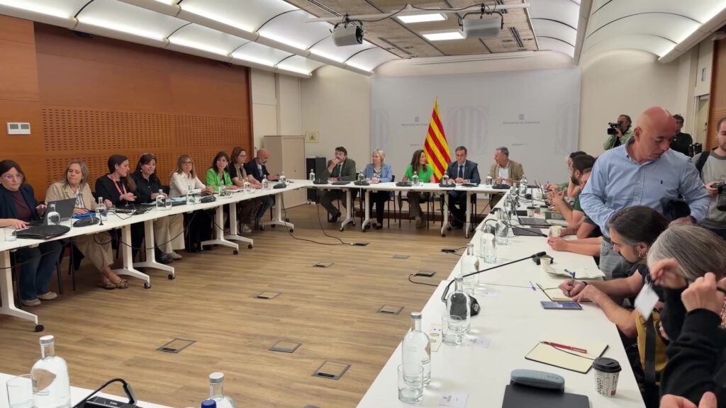 Reunió de la mesa sectorial entre el Departament d'Educació i els sindicats d'ensenyament en una sala de comissions.