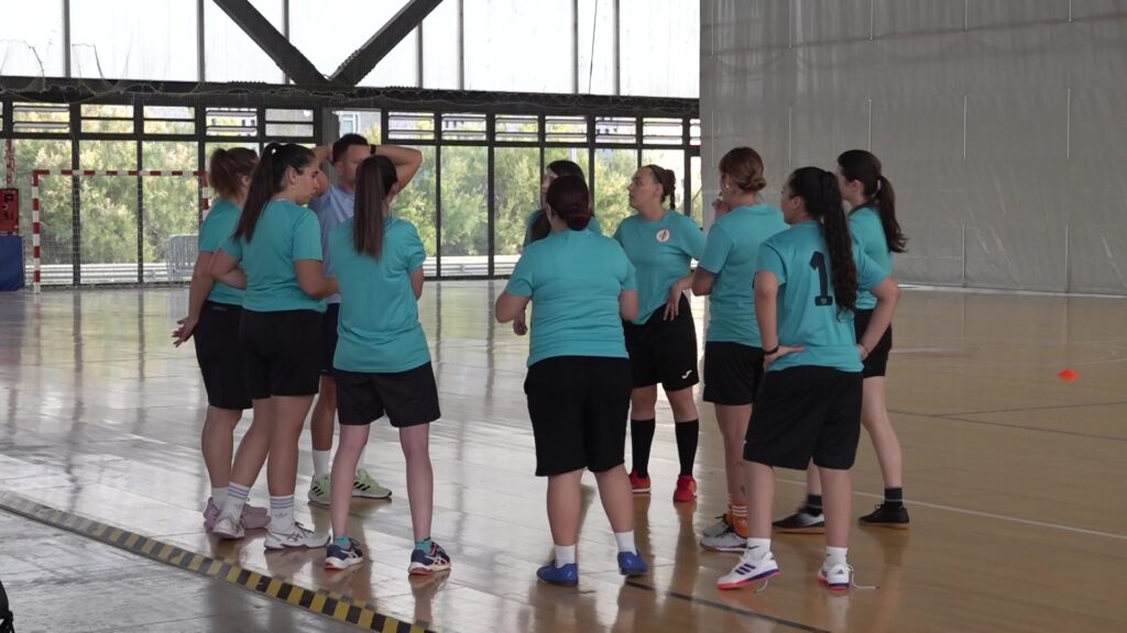 Jugadores i entrenador del CE Futsal Tortosa reunits a la pista del pavelló esportiu a Tortosa, Baix Ebre.