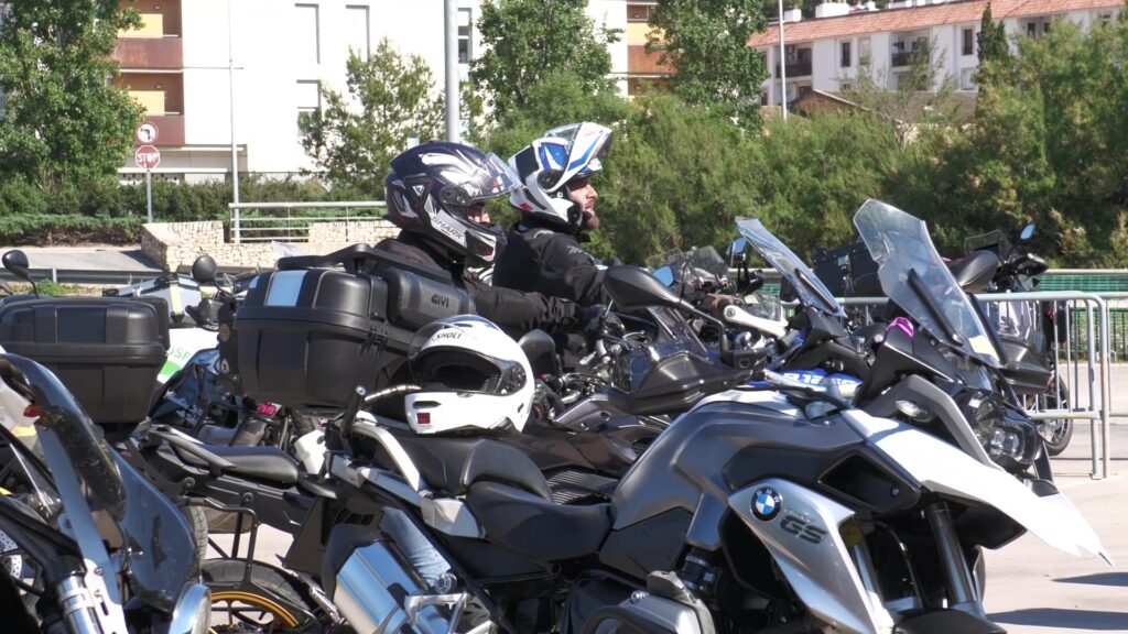 Més de 2.500 motoristes omplin de soroll i dinamisme econòmic les Terres de l’Ebre amb la Rider 1000 Dos motoristes conversen dalt de les seues motos de gran cilindrada aparcades al recinte firal de Remolins a Tortosa, Baix Ebre.
