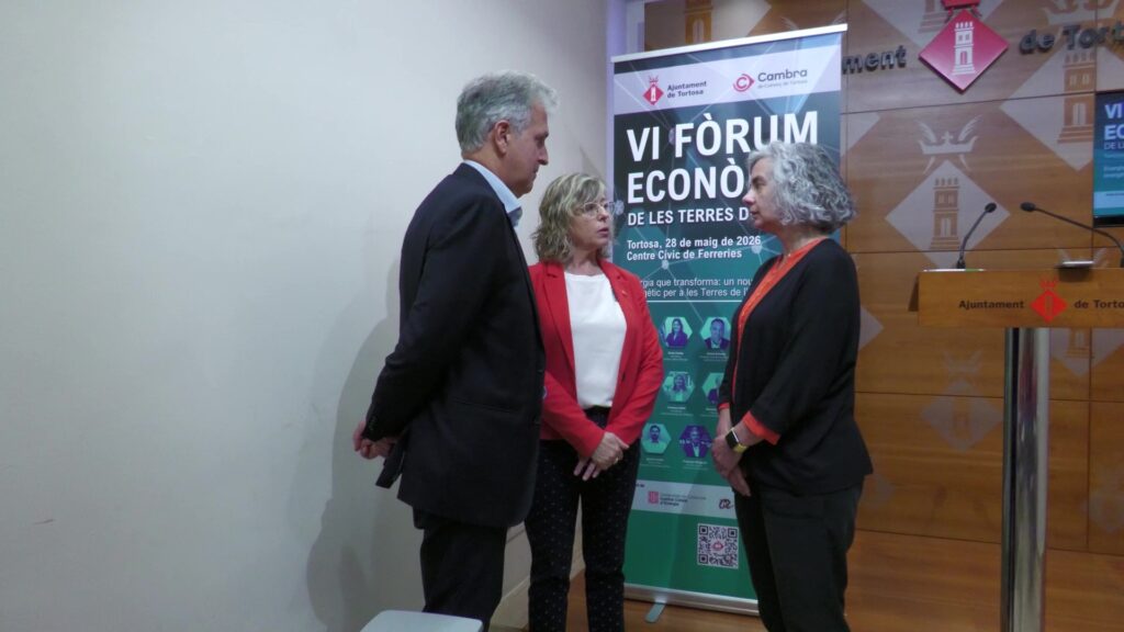 Presentació del VI Fòrum Econòmic de les Terres de l'Ebre a l'ajuntament de Tortosa amb Francesc Minguell, Mar Lleixà i Pilar Caballé.
