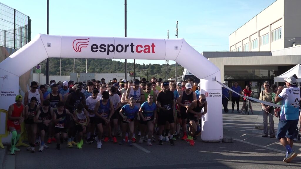 Centenars de corredors preparats a la línia de sortida sota l'arc d'Esportcat al Perelló, Baix Ebre.