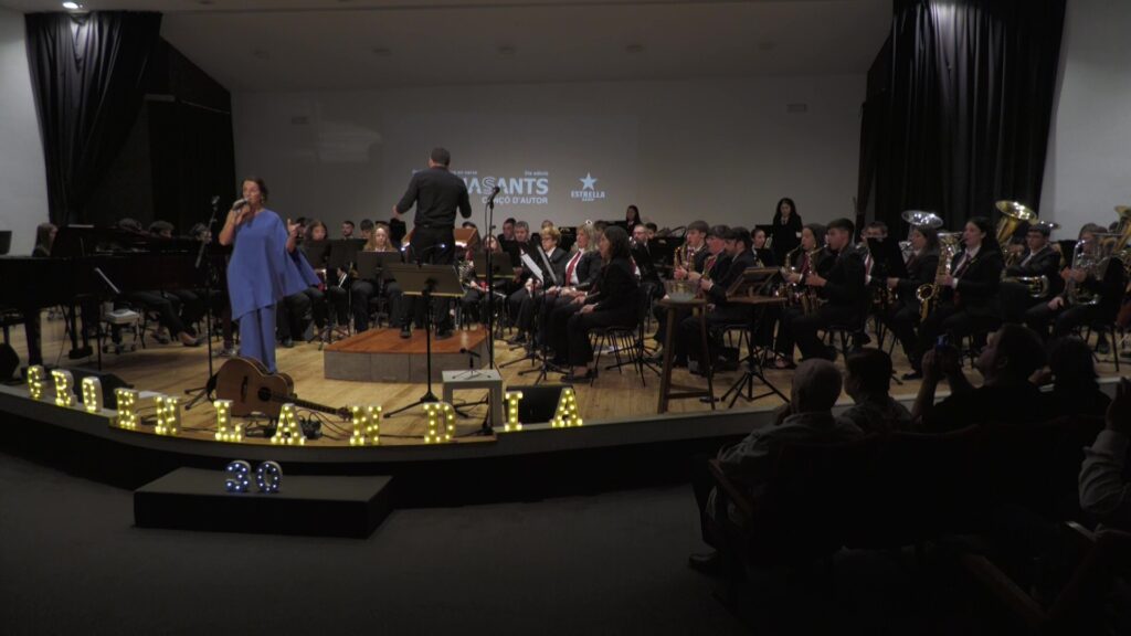 Concert de Montse Castellà amb l'Agrupació Musical Senienca a l'auditori de la Unió Filharmònica d'Amposta, Montsià.