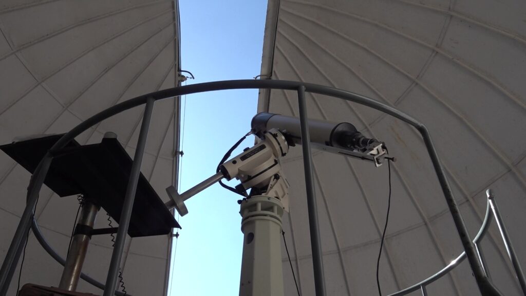 Telescopi de l'Observatori de l'Ebre a Roquetes preparat per a l'observació solar al Baix Ebre.