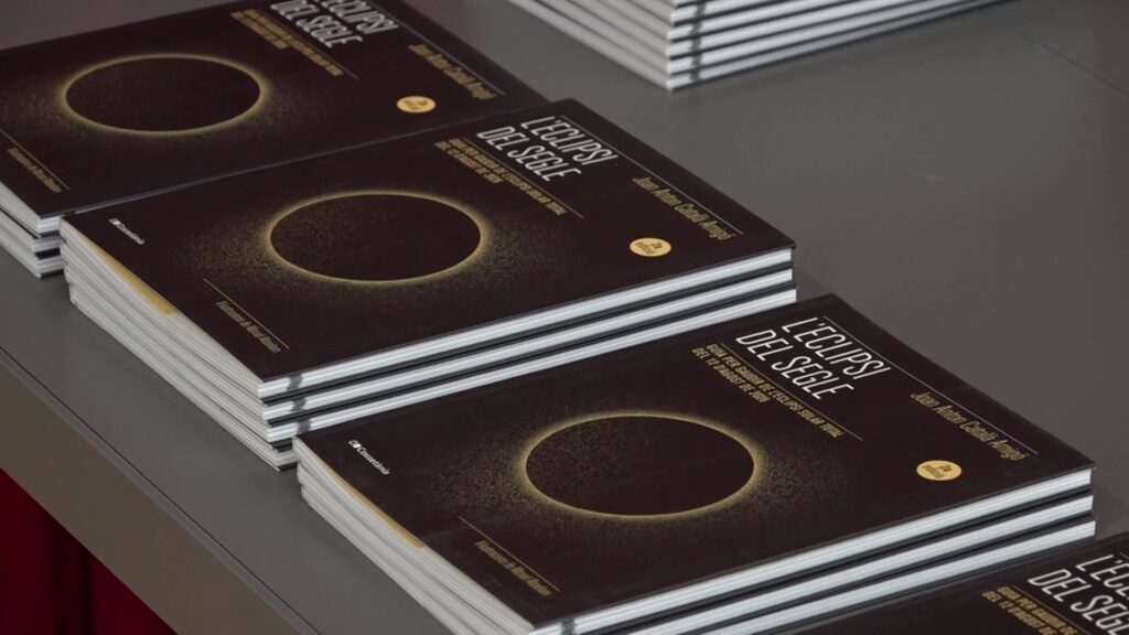 Diversos exemplars del llibre L'eclipsi del segle de Joan Anton Català a la Biblioteca de Tortosa Terres de l'Ebre.