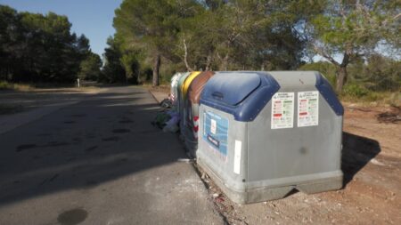 Contenidors soterrats de recollida selectiva a l'Ametlla de Mar, Baix Ebre.