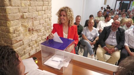 Meritxell Roigé dipositant el seu vot en una urna durant l'assemblea de Junts per Tortosa al Baix Ebre.