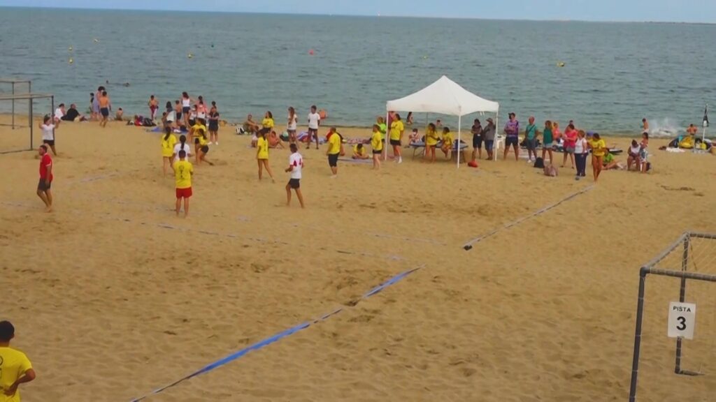 Jugadors d'handbol platja durant el torneig del CE Tortosa a la platja de les Avellanes de l'Ampolla, Terres de l'Ebre.