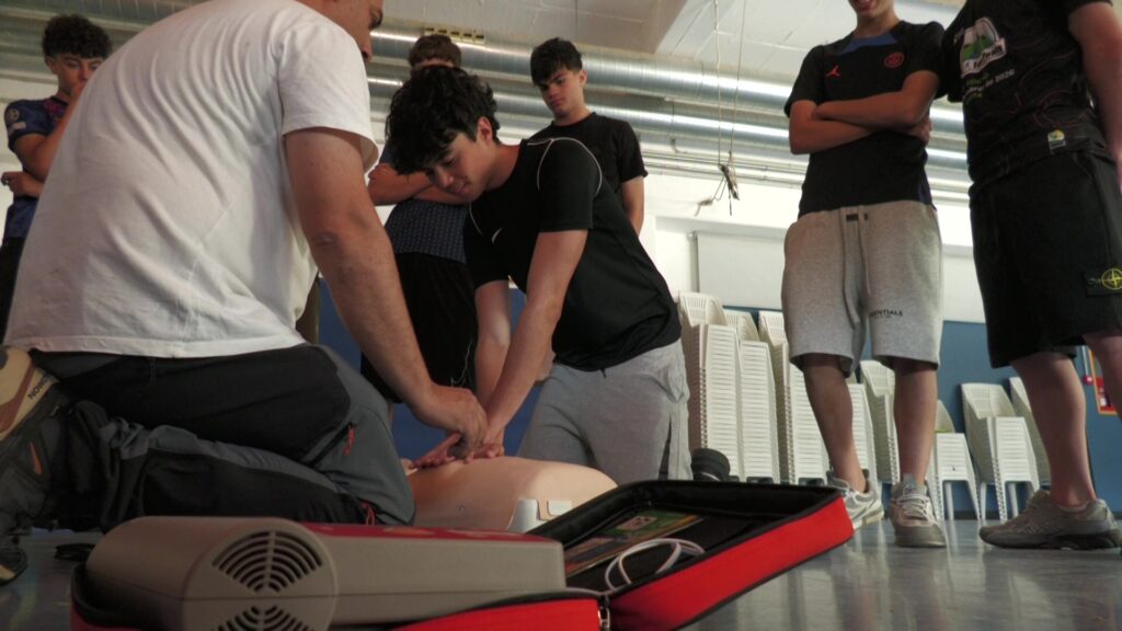 Alumnes de l'Institut Cristòfol Despuig de Tortosa practiquen la reanimació cardiopulmonar sobre un maniquí en un taller de suport vital bàsic al Baix Ebre.