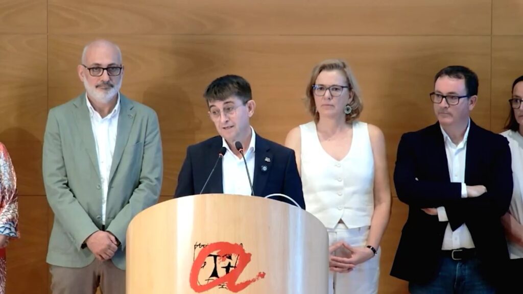 Josep Pallarès pronunciant el discurs de valoració dels resultats electorals a la URV envoltat del seu equip