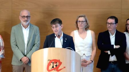 Josep Pallarès pronunciant el discurs de valoració dels resultats electorals a la URV envoltat del seu equip