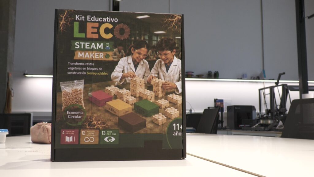 Caixa del Kit Educatiu LECO Steam Maker sobre una taula del Fablab Terres de l'Ebre a Amposta, comarca del Montsià.