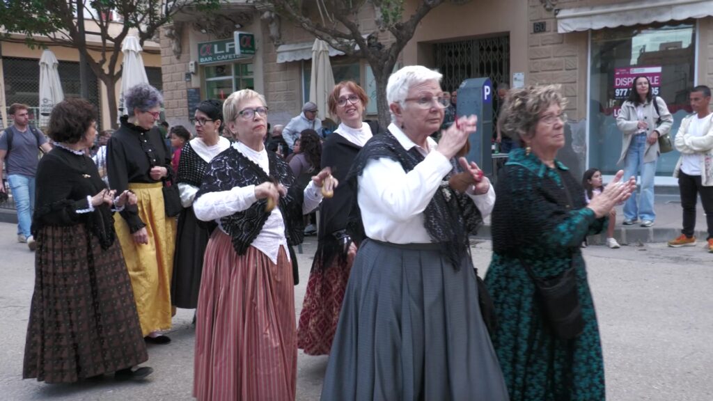 La Festa del Mercat a la Plaça tanca la XVIII edició amb gran participació en el carrer i als espectacles Ball de danses tradicionals amb roba d'època als carrers d'Amposta durant la Festa del Mercat a la Plaça al Montsià.