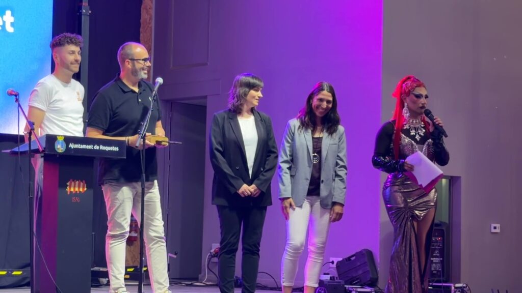 Pregó institucional de la Unicorns Party XXL a l'escenari de Roquetes amb l'alcalde Ivan Garcia i les pregoneres Gemma Canalda i Maite Martí al Baix Ebre.
