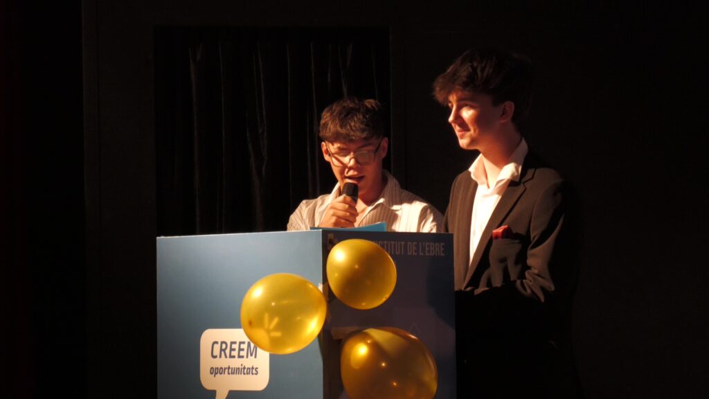 Els estudiants d’audiovisuals de l’Institut de l’Ebre clouen el curs amb una gala en directe retransmesa per YouTube Dos alumnes del cicle de Realització de projectes d’audiovisuals de l’Institut de l’Ebre presentant la gala final a Tortosa.