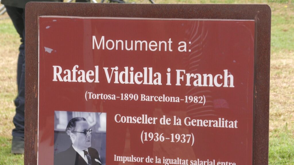 Placa commemorativa del monument a Rafel Vidiella i Franch al parc de Tortosa Terres de l'Ebre.
