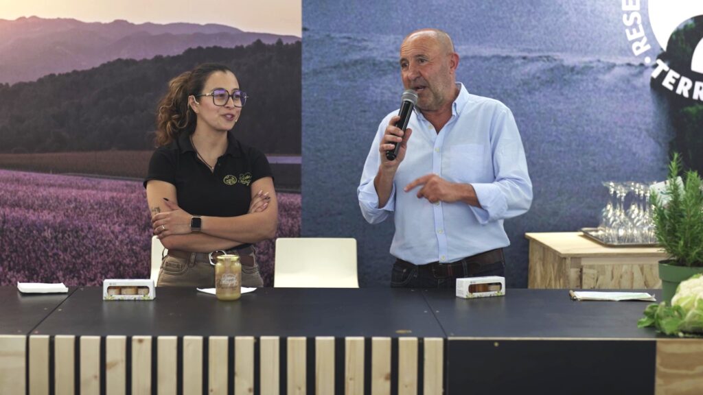 Productors locals de mel i oli realitzant una explicació en l'estand de la Reserva de la Biosfera a ExpoEbre, Tortosa.