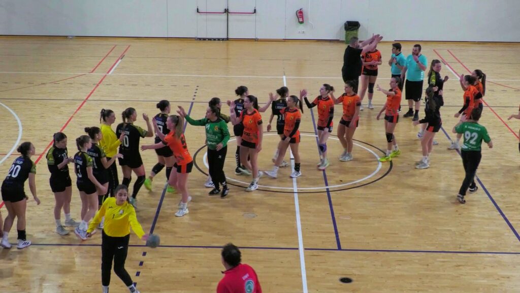 Jugadores del CH Amposta i l'Handbol Banyoles saludant-se al final del partit a Amposta, Montsià.